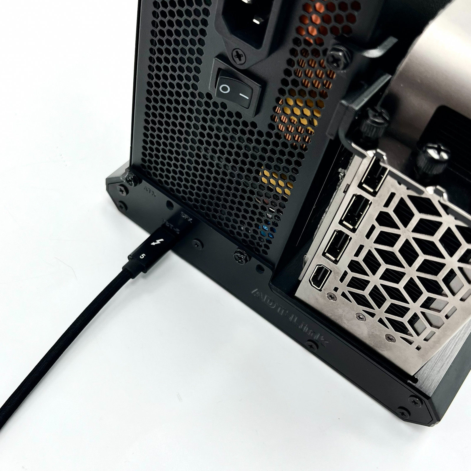ADT Thunderbolt-5 PCIe 4.0 x4  - Thunderbolt 4 External Gpu Enclosure บทวิจารณ์และราคา